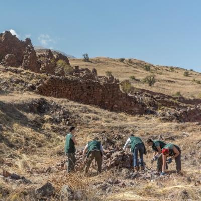 A group of Projects Abroad volunteers out on a dig whilst participating in archaeology volunteering in Peru and gaining work experience. A picture of a group of volunteers from Projects Abroad out on a dig during their archaeology volunteering in Peru.